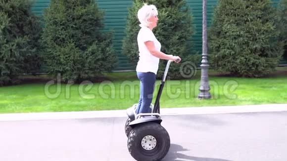 一个骑着电动个人运输工具的女人视频的预览图