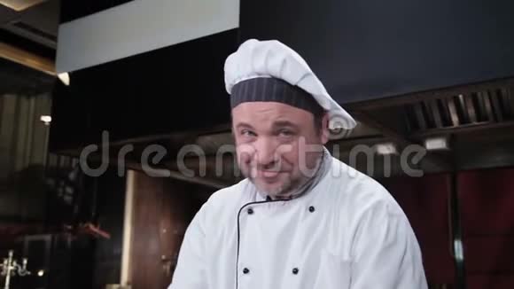 迷人的厨师在厨房做甜点烹饪节目主持人视频的预览图