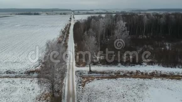 中冬的乡村道路有雪有森林有海霜空中视频的预览图