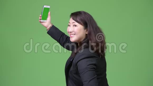 成熟快乐的亚洲女商人视频电话视频的预览图