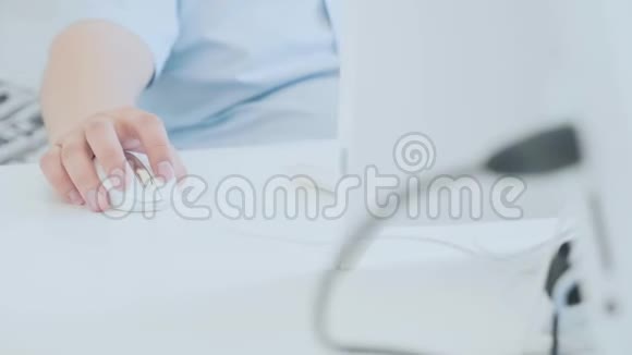 办公桌用电脑鼠标的男性手台式电脑的男性视频的预览图