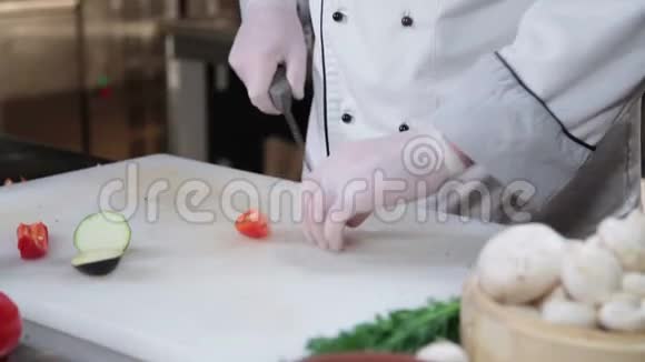 可爱的厨师微笑着拍照切新鲜蔬菜视频的预览图