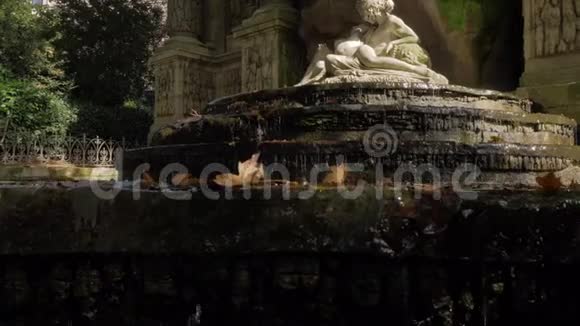 巴黎卢森堡花园美第奇喷泉的Acis和Galatea雕塑视频的预览图