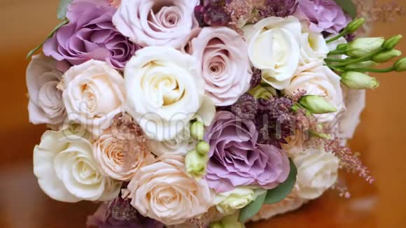 特写美丽的婚礼花束玫瑰乳制品白色和丁香视频的预览图
