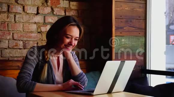 漂亮的女人通过在咖啡馆里用笔记本电脑上网结识了男人视频的预览图