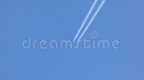 飞机跑道蓝天飞行视频的预览图
