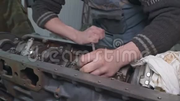 修理卡车发动机的机械师视频的预览图