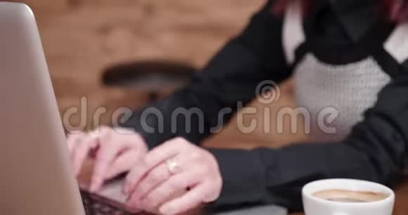 女人用无触点信用卡支付咖啡视频的预览图