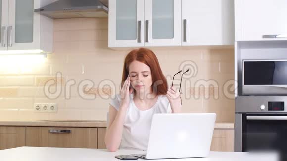 年轻集中的女人坐在她的房间或办公室里在深夜学习在笔记本电脑上工作很晚视频的预览图