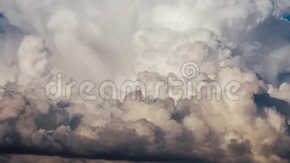 夕阳下的白色帕菲云视频的预览图