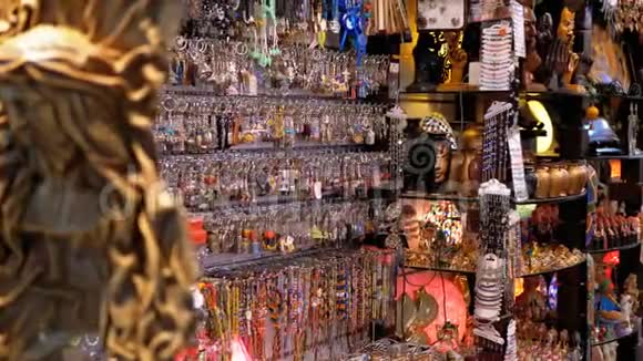 晚上在旧城市场为游客提供埃及纪念品商店视频的预览图