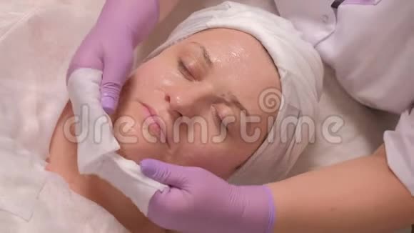 肌肤对女性面部的焕新效果特写镜头女性面部整形手术视频的预览图