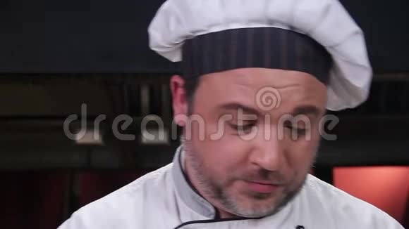 厨师在厨房工作的特写微笑积极的男人视频的预览图