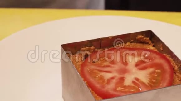 厨师为蔬菜鱼子酱配番茄片视频的预览图