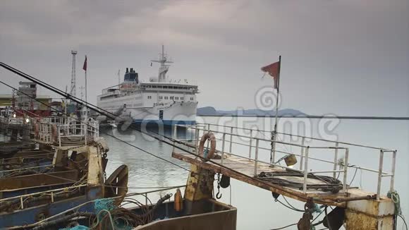 几内亚科纳克里港停靠码头的船只视频的预览图