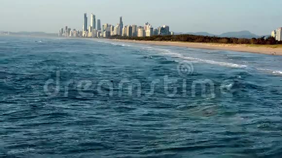 冲浪者在澳大利亚黄金海岸冲浪天堂捕捉海浪视频的预览图