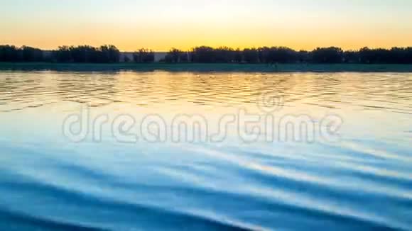 日落时湖面视频的预览图