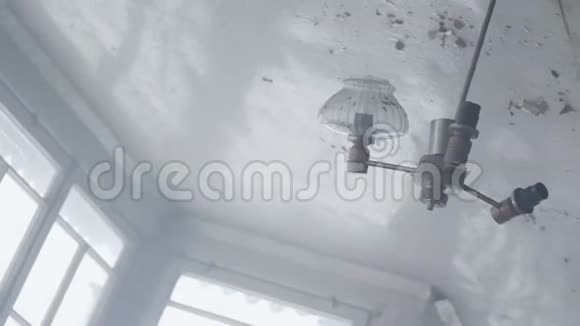 缺少灯泡的吊灯安装在旧的白色光泽天花板上视频的预览图