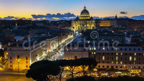 意大利的圣彼得大教堂在黄昏时分被夜灯照亮视频的预览图