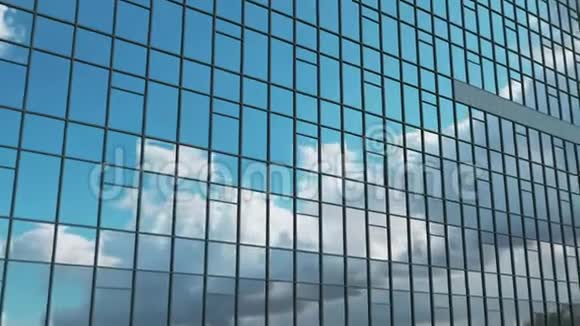 神圣的平稳的相机运动在办公楼前的窗户反射阳光蓝天与白色蓬松的云4k视频的预览图