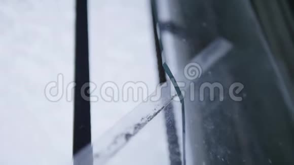 窗内碎玻璃一块两根外部黑色垂直平行条视频的预览图