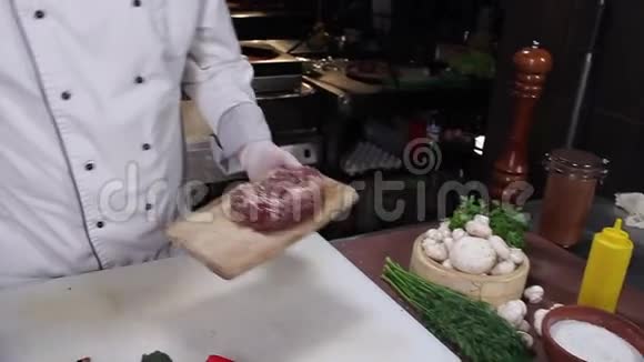 厨师把五香肉放在餐厅的炭火烤架上视频的预览图