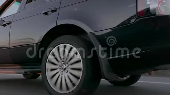 移动汽车车轮的细节动车的轮子纺车的轮子视频的预览图