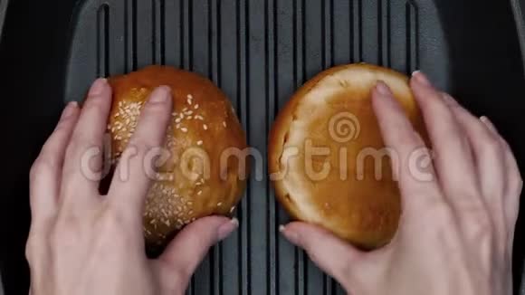 女人把面包放进热烤锅里做汉堡做快餐烤面包不健康的食谱视频的预览图
