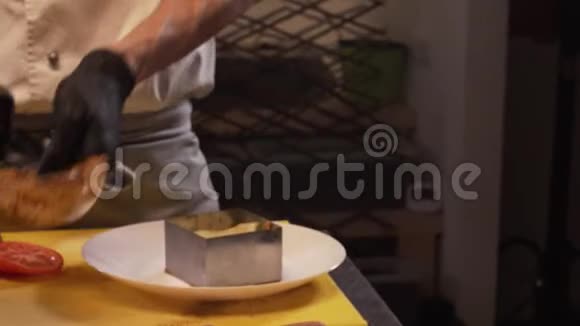 黑色手套中的厨师将鱼子酱呈方形视频的预览图