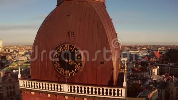 冬季日落时里加穹顶大教堂的空中全景老城区的主大教堂视频的预览图