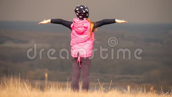 领域里的快乐孩子一个漂亮的小女孩在田野里跑来跑去视频的预览图