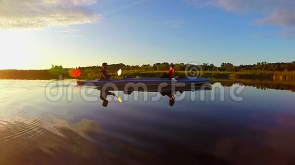 日落时分两人在河边划船旅游度假慢车视频的预览图