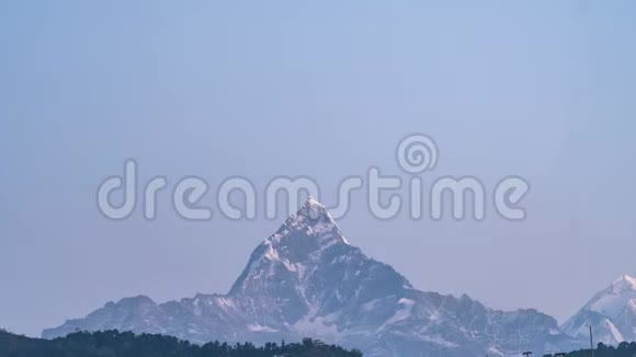 在尼泊尔喜马拉雅山的日出处马查普查雷山的雪山也叫鱼尾山时间推移视频的预览图
