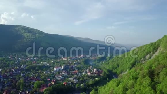 飞越美丽的乌克兰喀尔巴阡山和针叶林俯瞰美丽茂盛的绿色视频的预览图