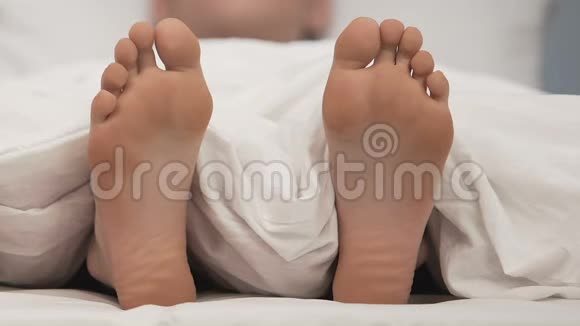 成年男子睡脚近距离移动健康身体护理度假生活方式视频的预览图