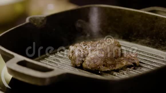 美味的热肉牛排用烤盘炒视频的预览图