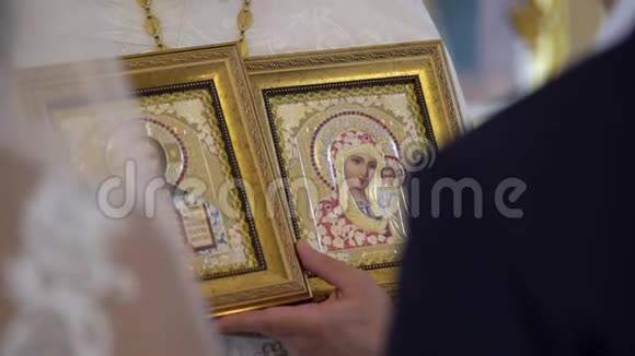萨因特彼得斯伯格俄罗斯2018年7月20日教堂内有图标的牧师视频的预览图