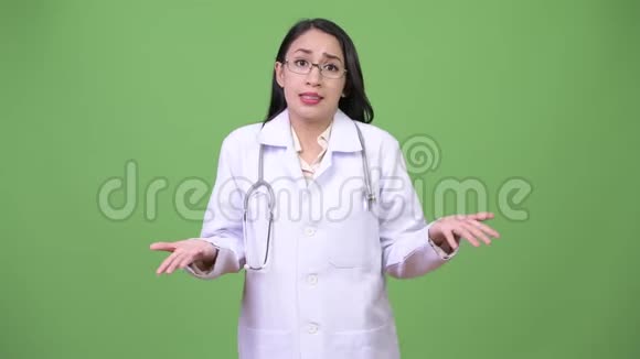 年轻漂亮的亚洲女医生耸肩视频的预览图