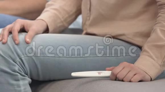 紧张的女性对男友进行阳性检测意外怀孕问题视频的预览图