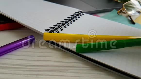 笔记本在桌面上刮笔手提笔视频的预览图