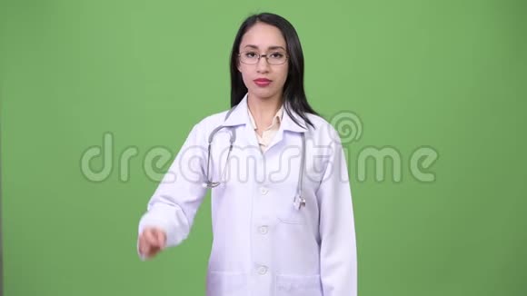 年轻漂亮的亚洲女医生指指点点视频的预览图