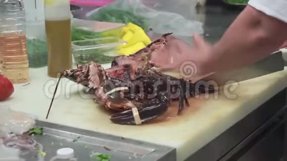 厨师在做菜前切龙虾视频的预览图