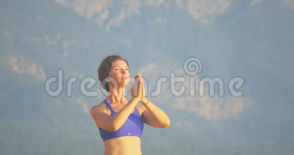 女性瑜伽练习的肖像视频的预览图