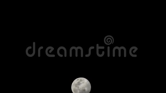 月圆在黑暗的天空和夜晚的乌云中快速上升视频的预览图