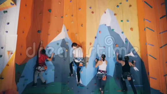 在攀岩中心训练人们近距离视频的预览图