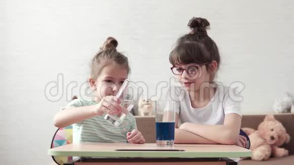 孩子们科学儿童混合化学试剂并观察反应视频的预览图