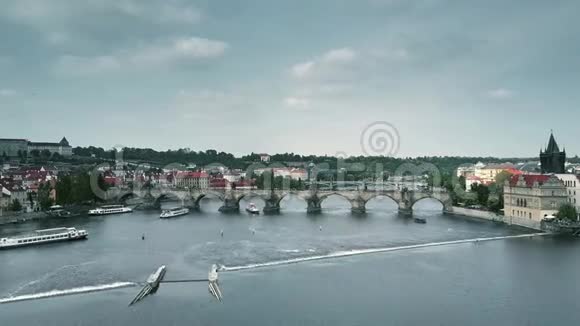 布拉格著名的查尔斯桥和伏尔塔瓦河旅游船的空中拍摄视频的预览图