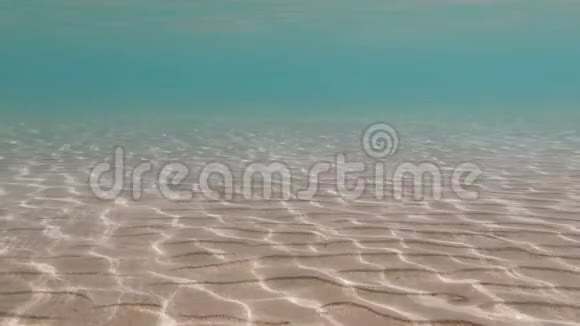在沙底水下背景上的蓝色海水阳光折射视频的预览图