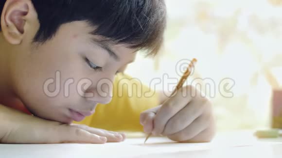 孩子写作业孩子们在客厅的桌子上做家务视频的预览图