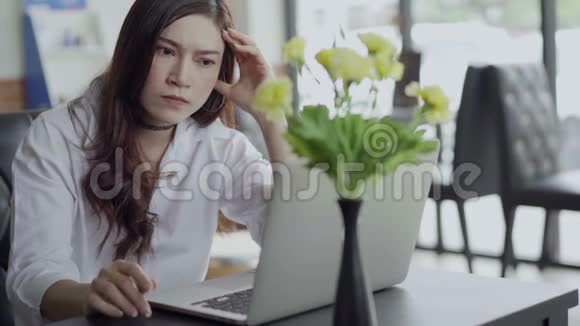 压力很大的女人用笔记本电脑视频的预览图